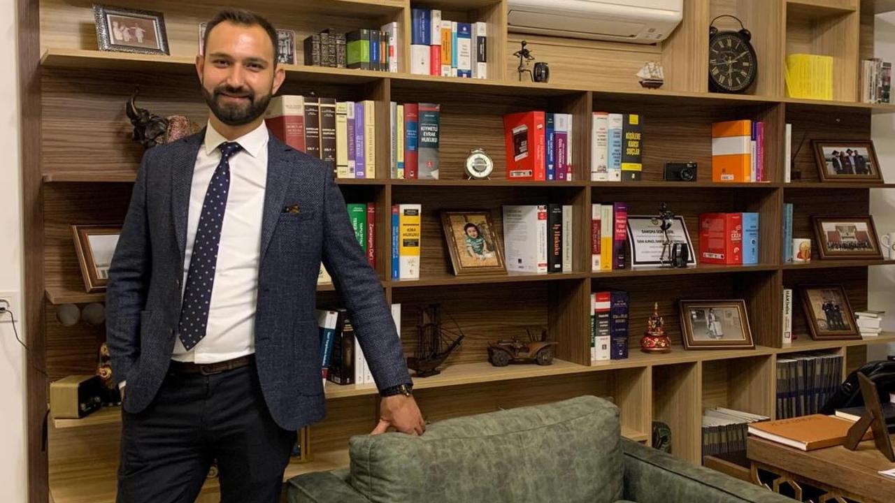 Genç Avukat Kalbine Yenik Düştü