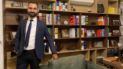 Genç Avukat Kalbine Yenik Düştü