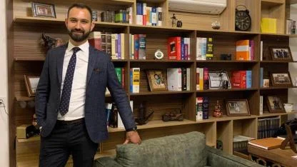 Genç Avukat Kalbine Yenik Düştü