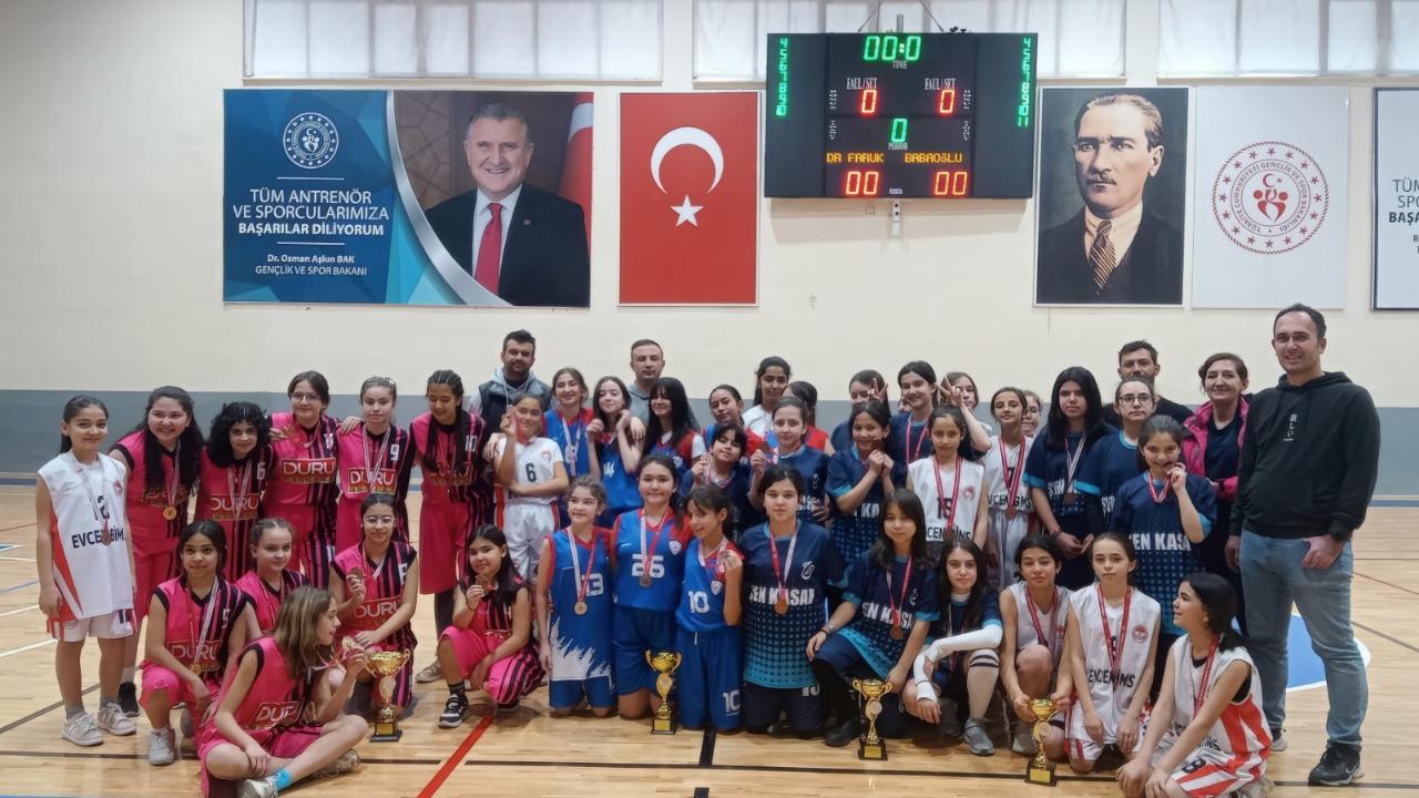 Karaman'da Okul Sporları Basketbol Heyecanı sona erdi