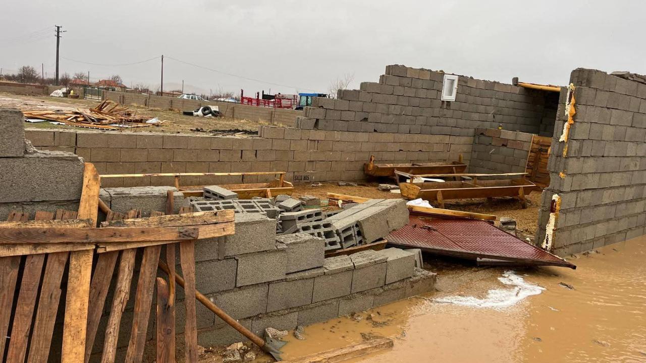 Karaman’da Şiddetli Fırtına Tarım Alanlarını Vurdu: Ağıllar ve Seralar Zarar Gördü