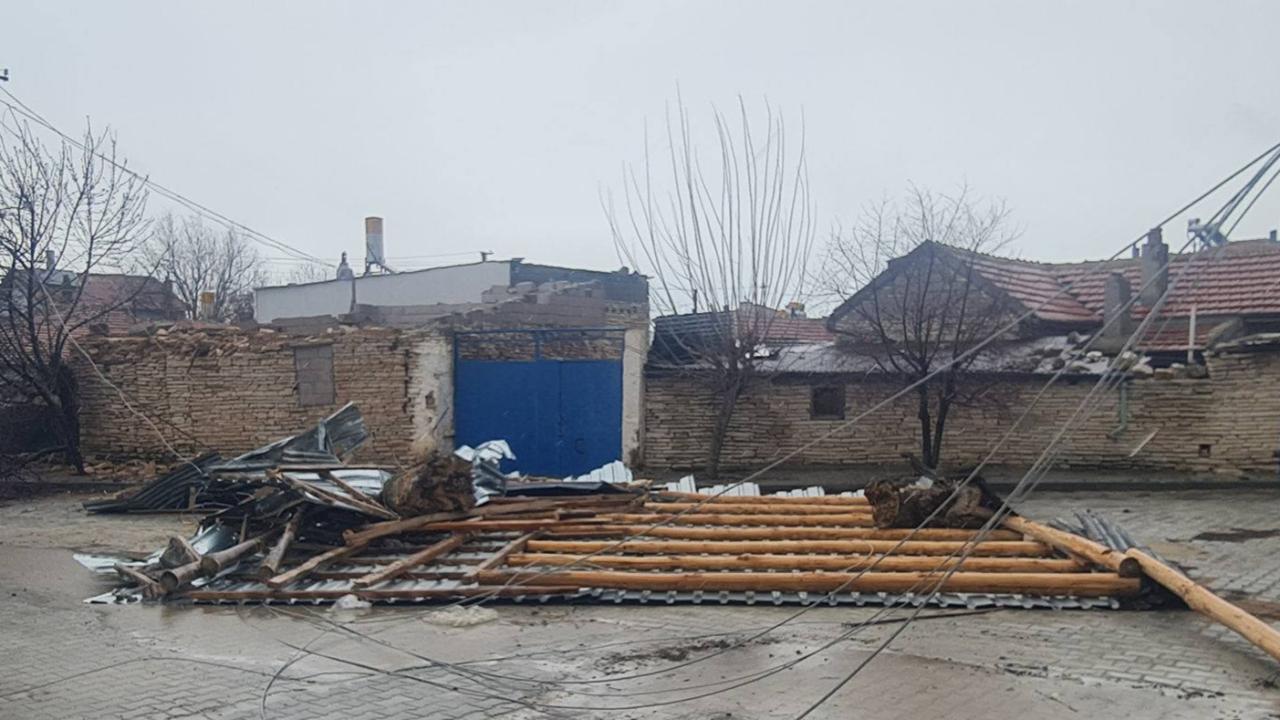 Kazımkarabekir’de Fırtına Etkili Oldu: Çatılar Uçtu, Ağaçlar Devrildi