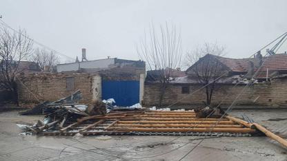 Kazımkarabekir’de Fırtına Etkili Oldu: Çatılar Uçtu, Ağaçlar Devrildi