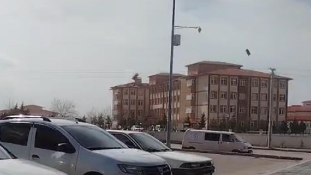 Kuvvetli Fırtına Okulun Çatısını Uçurdu