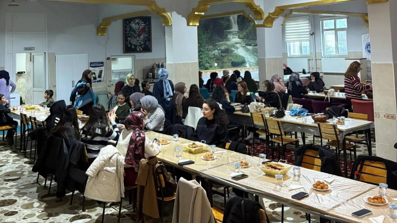 Nefise Sultan Kız Yurdu Öğrencileri İftar Sofrasında Buluştu