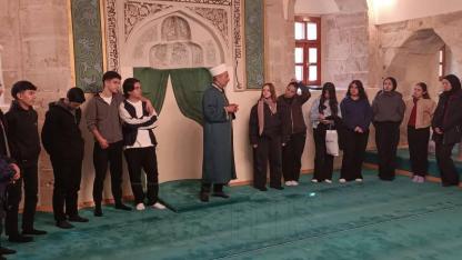 Öğrenciler Tarihi Camilerde Ramazan’ın Manevi Atmosferini Keşfetti