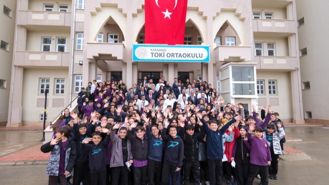 Bakan Tekin, TOKİ Ortaokulunu Ziyaret Etti