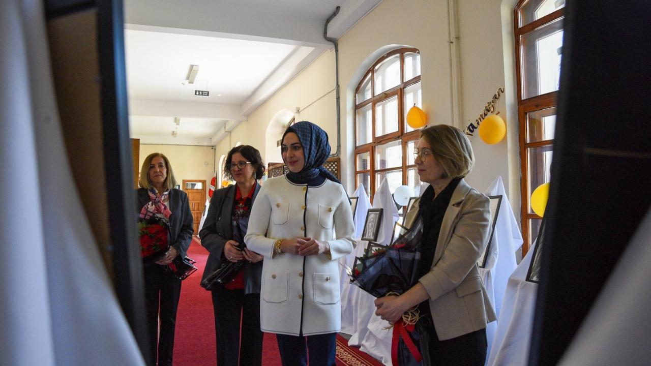 Çiçek, "Kadın" Temalı Resim Sergisini Ziyaret Etti