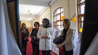 Çiçek, "Kadın" Temalı Resim Sergisini Ziyaret Etti