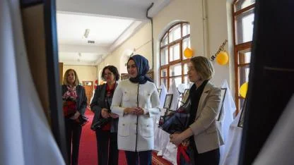 Çiçek, "Kadın" Temalı Resim Sergisini Ziyaret Etti