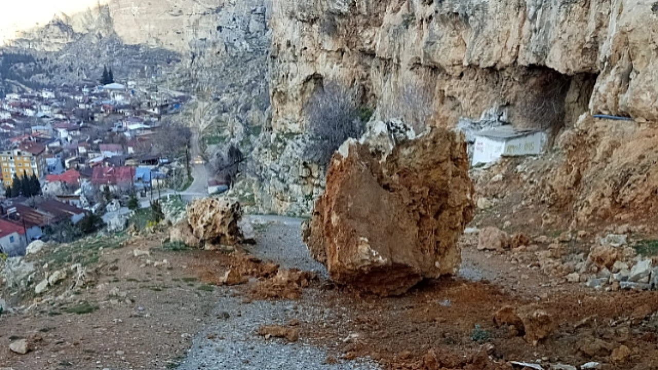 Dağdan Kopan Dev Kayalar Yolu Kapattı, Mahalle Alarmda