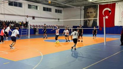 Ermenek’te Voleybol Turnuvasının Şampiyonu Huzurevi Oldu