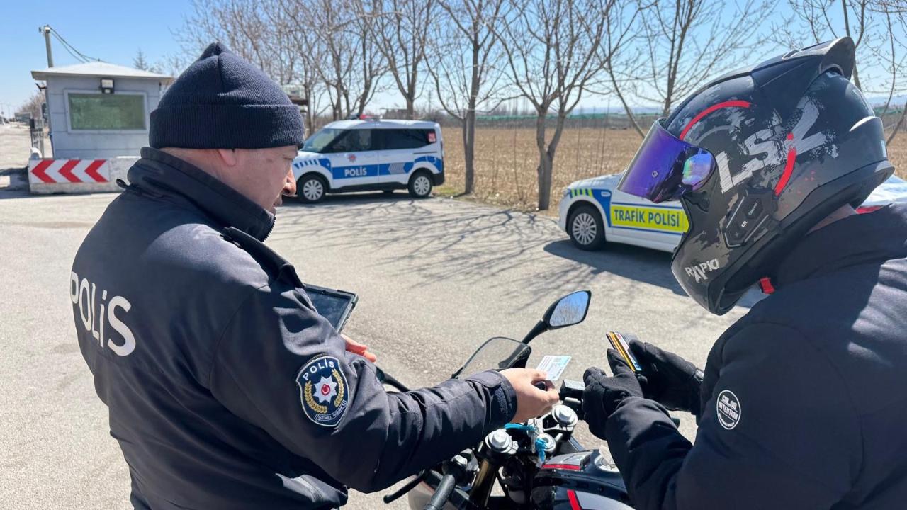 Karaman’da Bir Haftalık Güvenlik Bilançosu: 11 Aranan Şahıs Yakalandı, Uyuşturucu ve Silah Ele Geçirildi