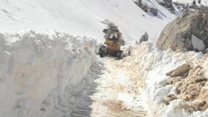 Karaman’da Dağlarda 2 Metreyi Aşan Kar Var: Yol Açma Çalışmaları Sürüyor