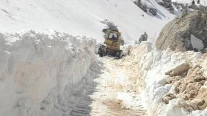 Karaman’da Dağlarda 2 Metreyi Aşan Kar: Yol Açma Çalışmaları Sürüyor