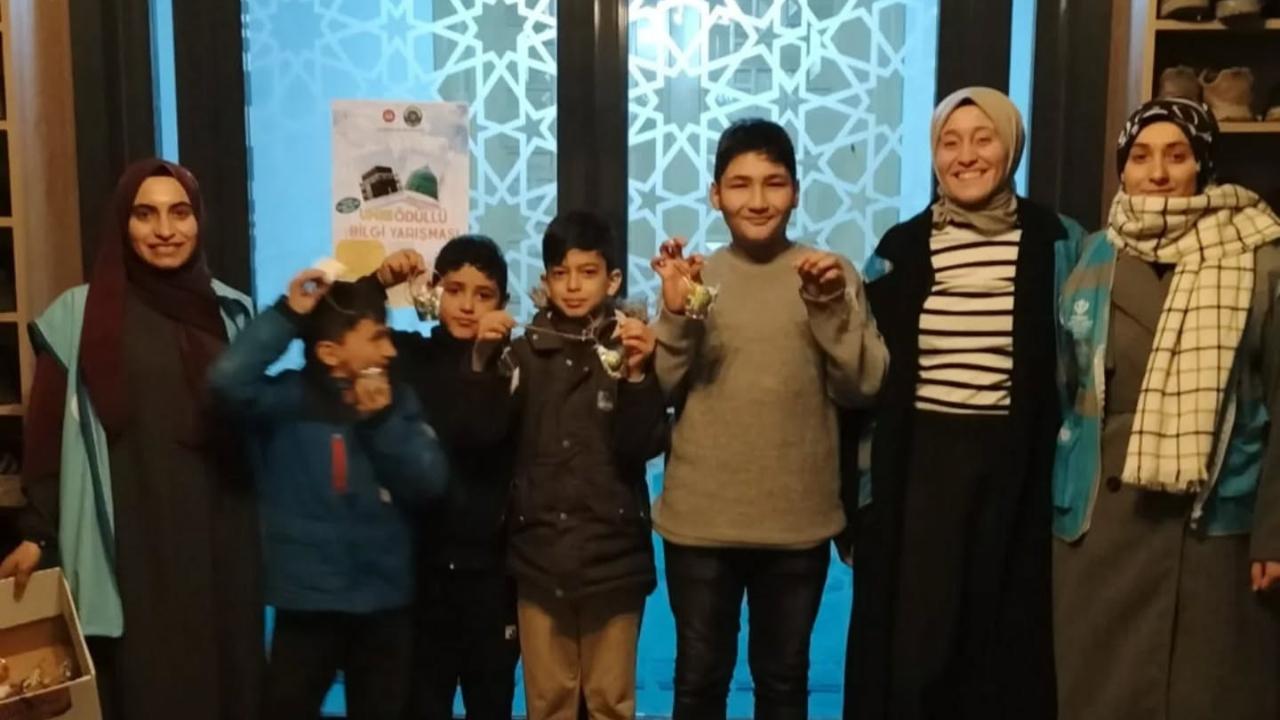 Karaman’da Teravihe Gelen Çocuklara Sürpriz Hediye