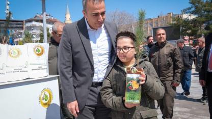 Karaman’da “Türkiye’nin Gücü Orman” Temalı 5 Bin Fidan Vatandaşlara Dağıtıldı