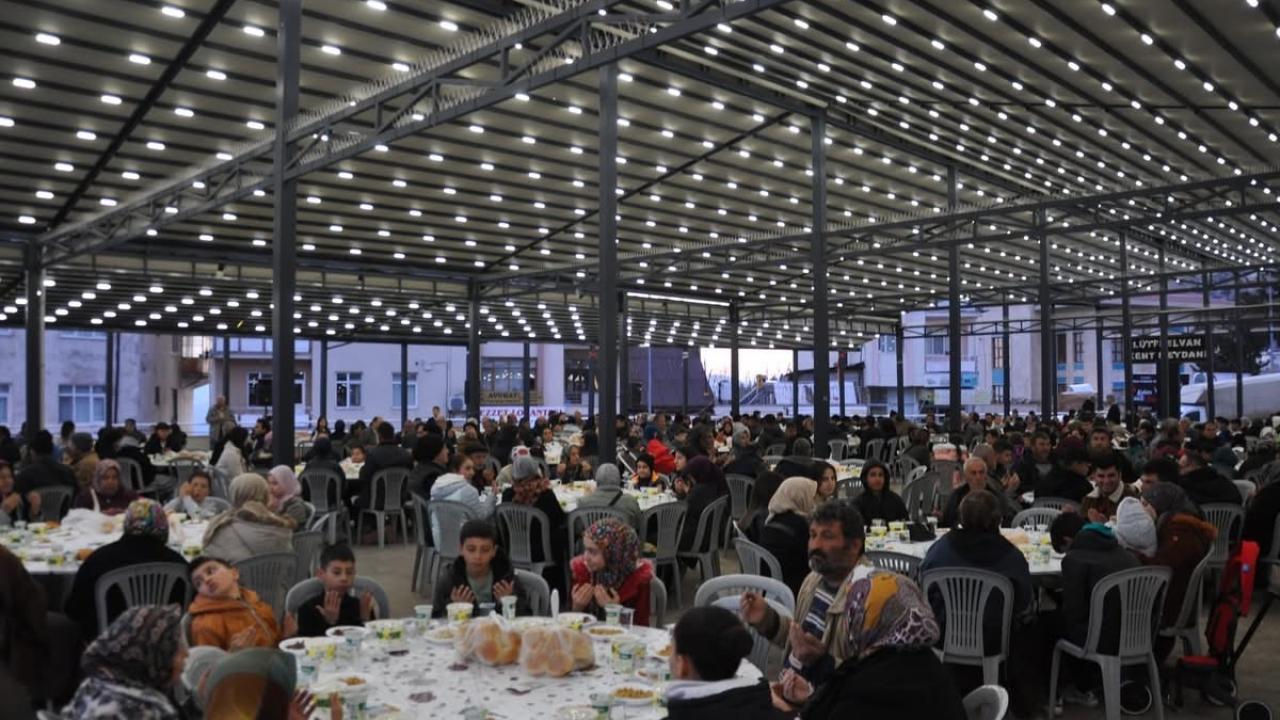 Kent Meydanında Gönül Sofrası Kuruldu