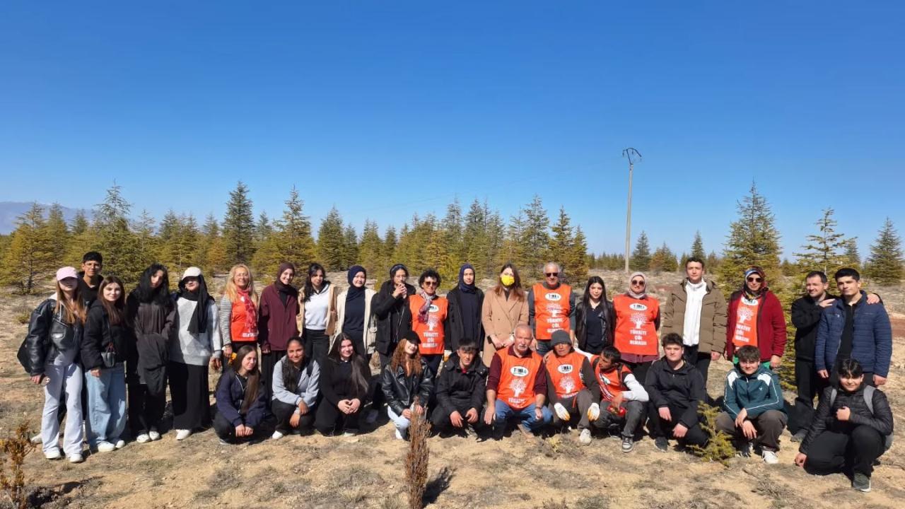 Öğrenciler TEMA Etkinliğinde Fidan Diktiler