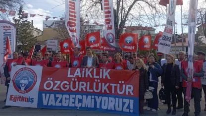 Özbay, "İstiklal Marşı Bu Milletin Bağımsızlık Sembolüdür ve Başka Bir Dilde Okunamaz"