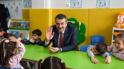 Bakan Tekin, Yenişehir Anaokulunda Minik Öğrencilerle Bir Araya Geldi