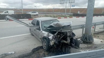 Karaman’da Otomobil Bariyerlere Saplandı: Karı-Koca Yaralandı