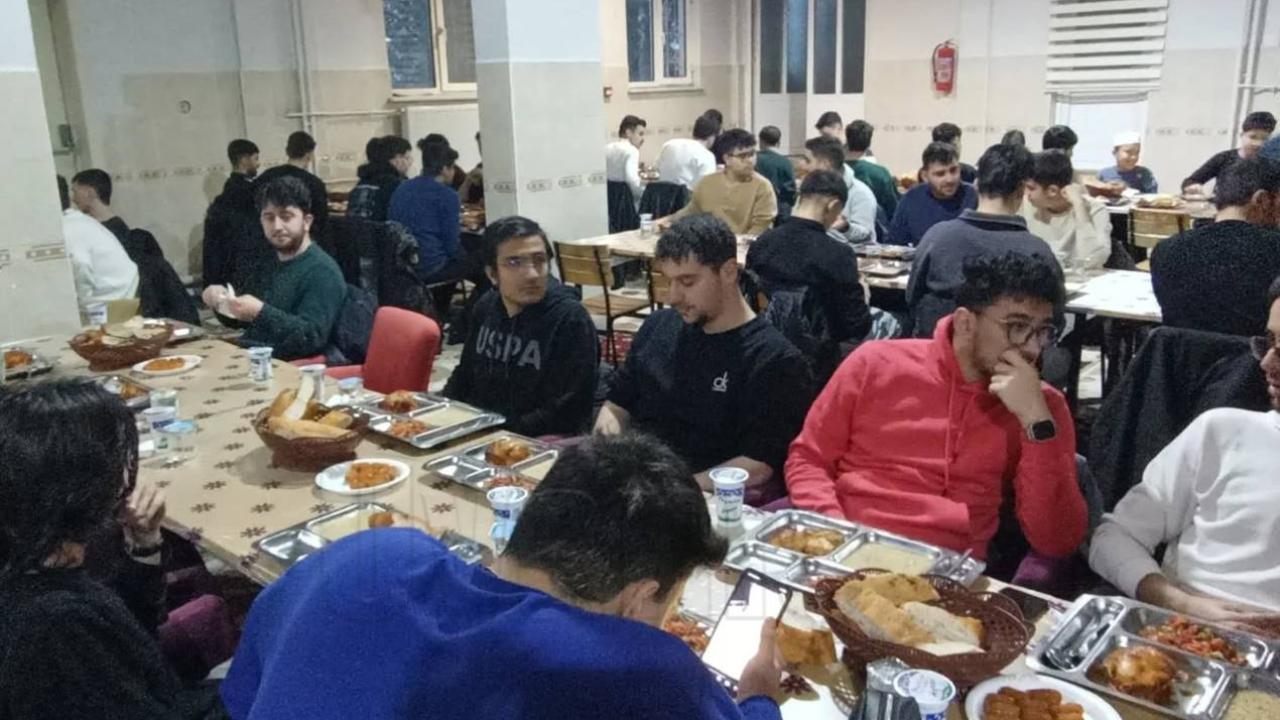 Üniversite Öğrencilerine İftar Programı Düzenlendi