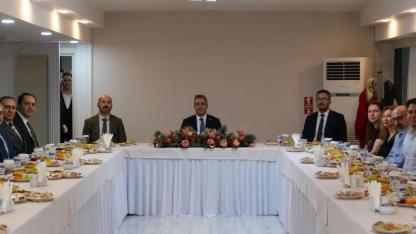 Vali Çiçek’ten Doktorlara Vefa: “Gece Gündüz Büyük Bir Özveriyle Çalışıyorsunuz”