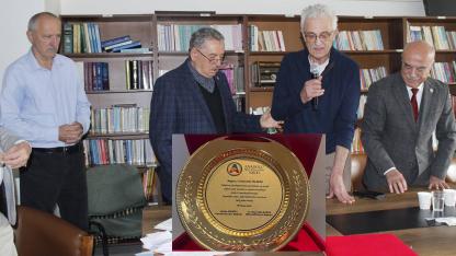 Anadolu Eğitim Vakfı’ndan C. Ölmez’e Plaket