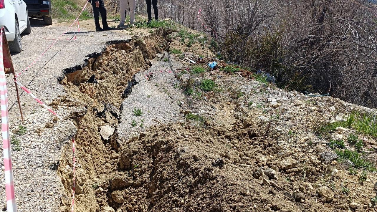 Başyayla’da heyelan: Barbaros Caddesi’nde yol zemininde kaymalar oluştu