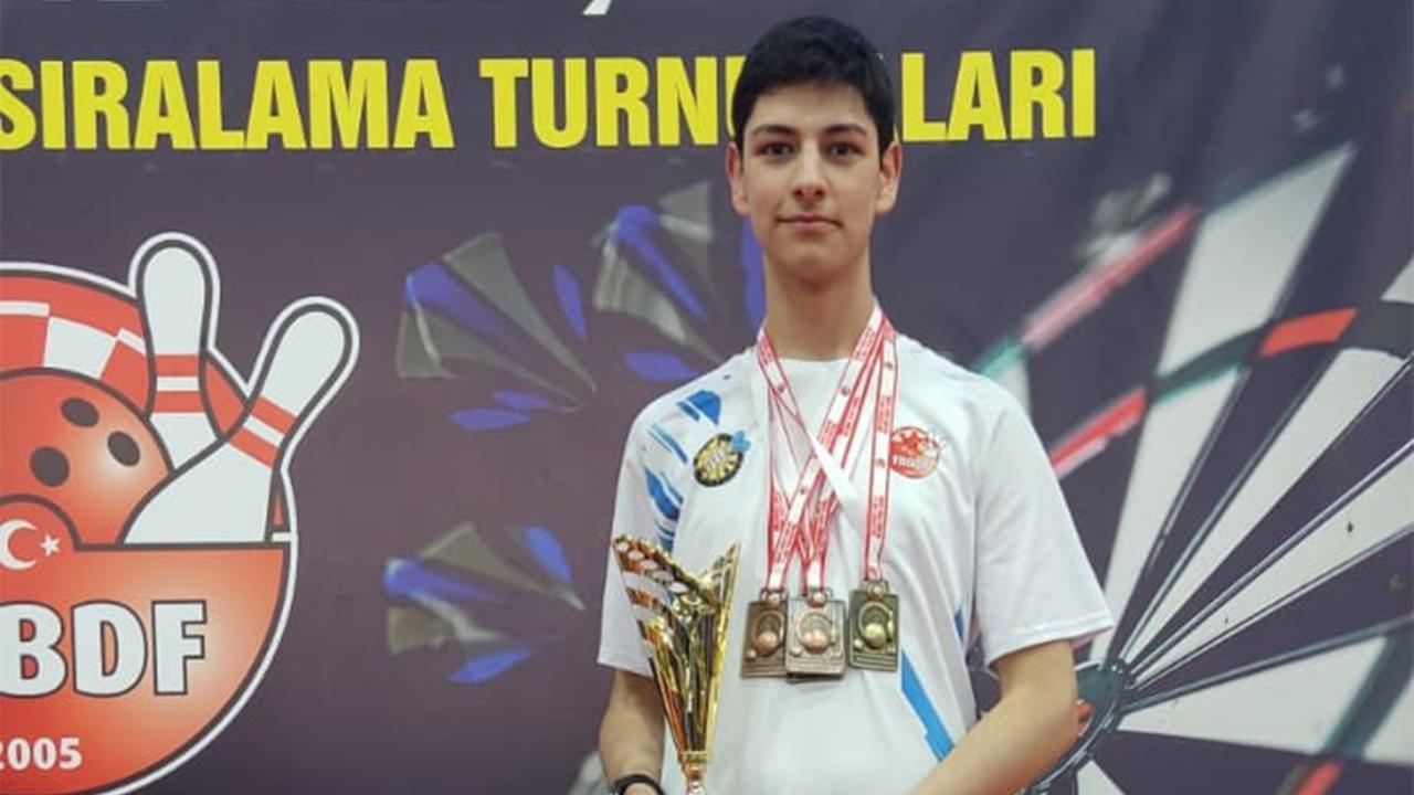 Enes Malik Akgöz’den Üç Kategoride Madalya