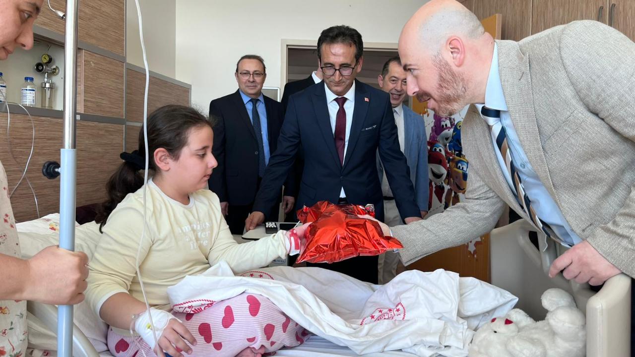 Hastanede Yatan Çocuklara 23 Nisan Sürprizi