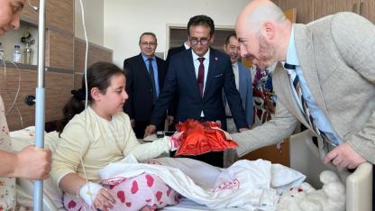 Hastanede Yatan Çocuklara 23 Nisan Sürprizi