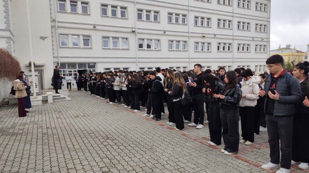 Karaman’da Şehit Öğretmenler ve Öğrenciler Dualarla Anıldı