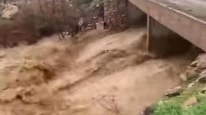 Karaman’da Şiddetli Yağış Dereleri Taşırdı, Şimşekler Geceyi Aydınlattı