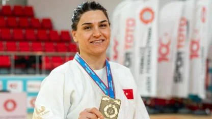 KARANLIĞI AŞTI, ZİRVEYE ÇIKTI! Zeynep Çelik Türkiye Şampiyonu