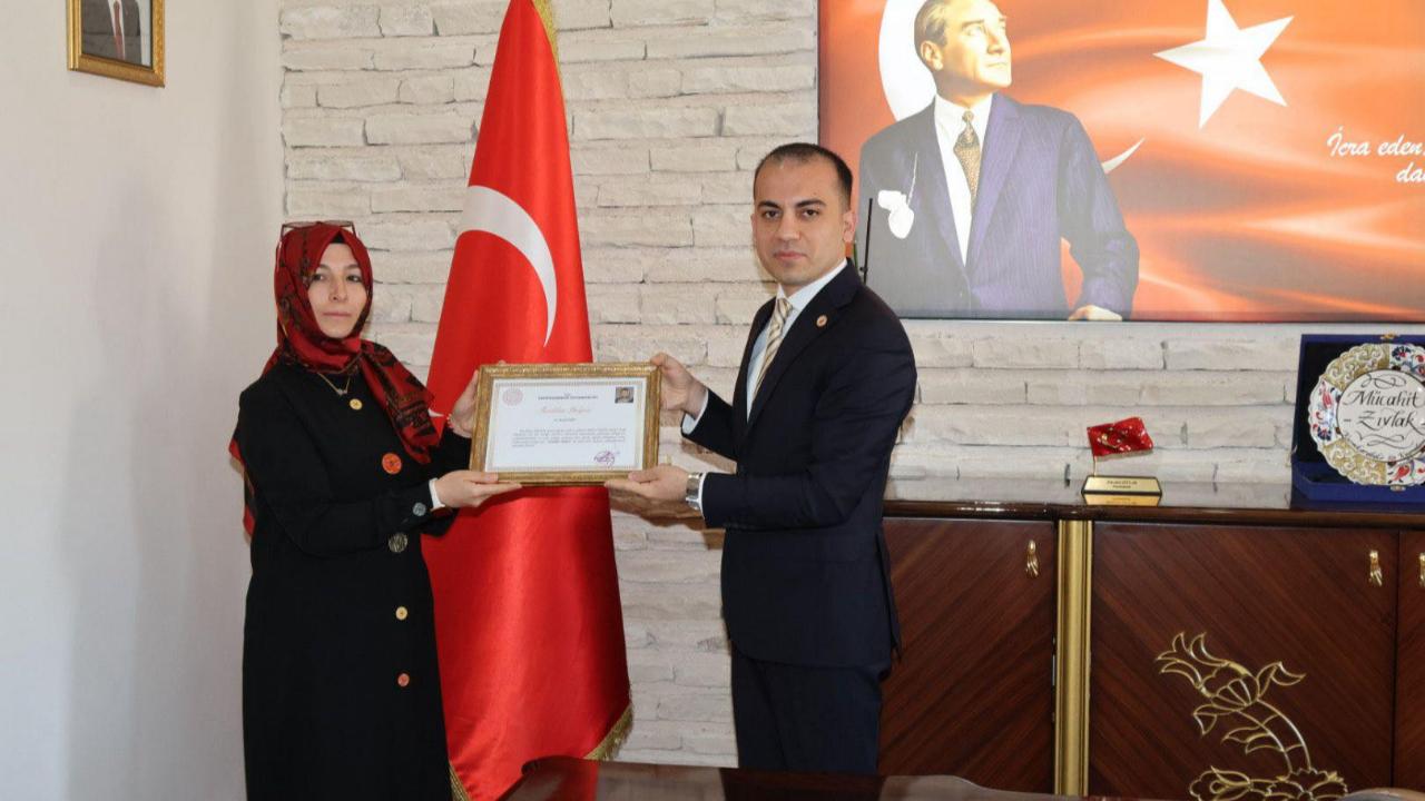 Kazımkarabekir’de Lale Festivali’ne Katkı Sunan Akademisyene Teşekkür