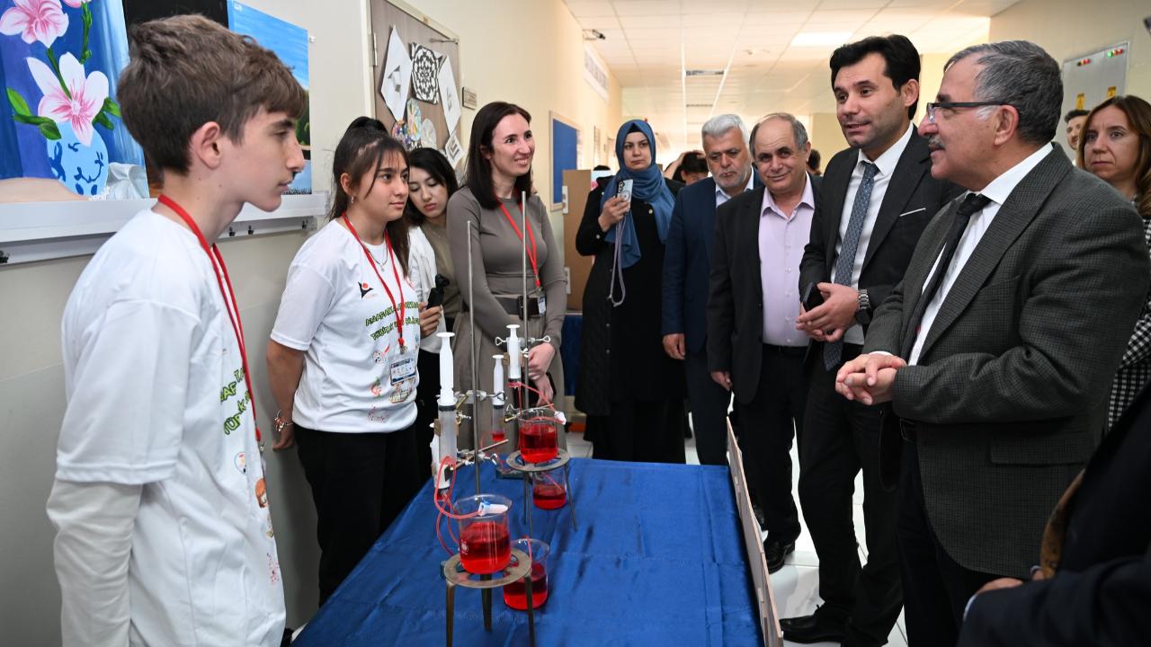Öğrenciler Bilimle Buluştu: 20 Proje Sergilendi