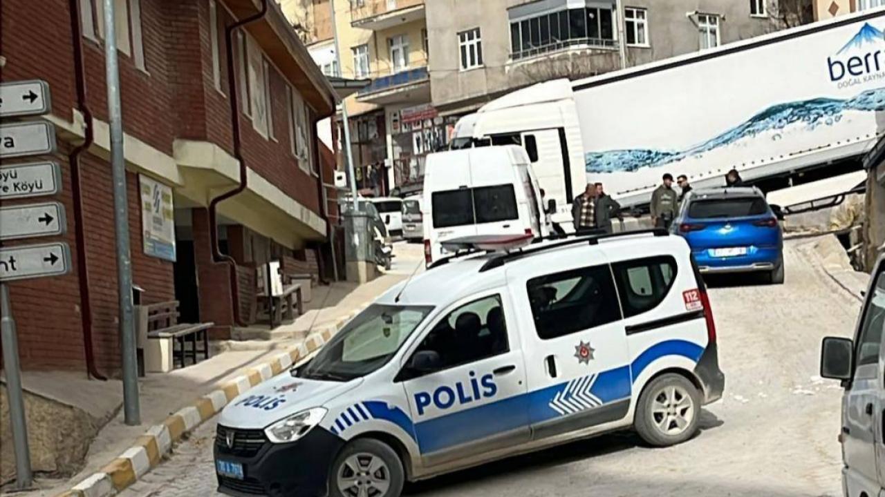 Sarıveliler’de Dar Sokakta Tır ile Otomobil Sıkıştı