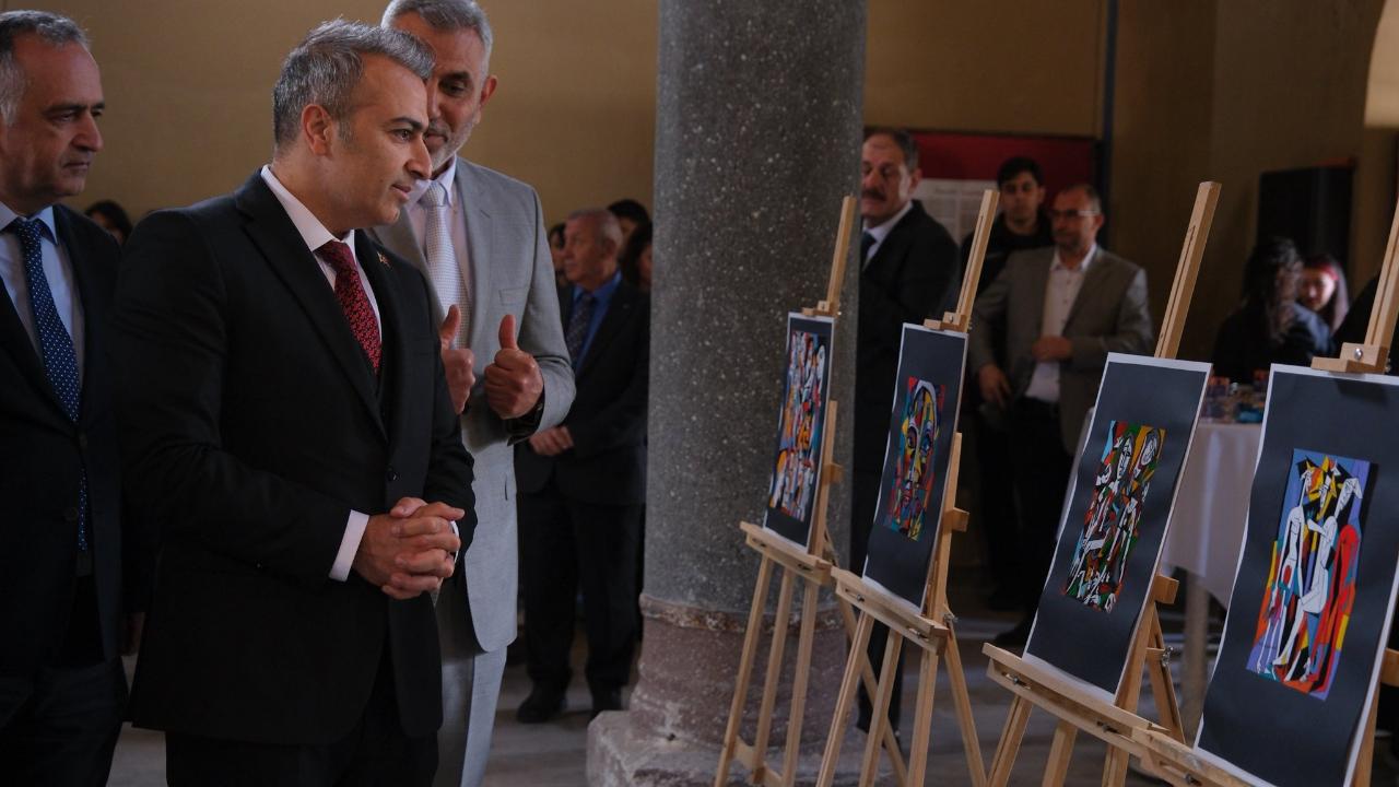 "Savaşta Kadın Olmak" Konulu Resim Sergisi Açıldı