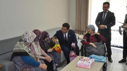Anneler Günü’nde Anlamlı Ziyaret: Şehit Annesi ve Huzurevi Sakinleri Unutulmadı