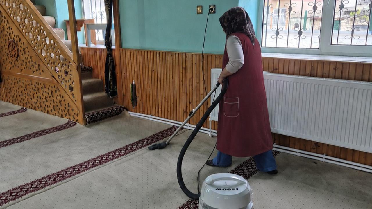 Karaman Belediyesi’nden Camilerde Temizlik ve Çevre Düzenleme Çalışması