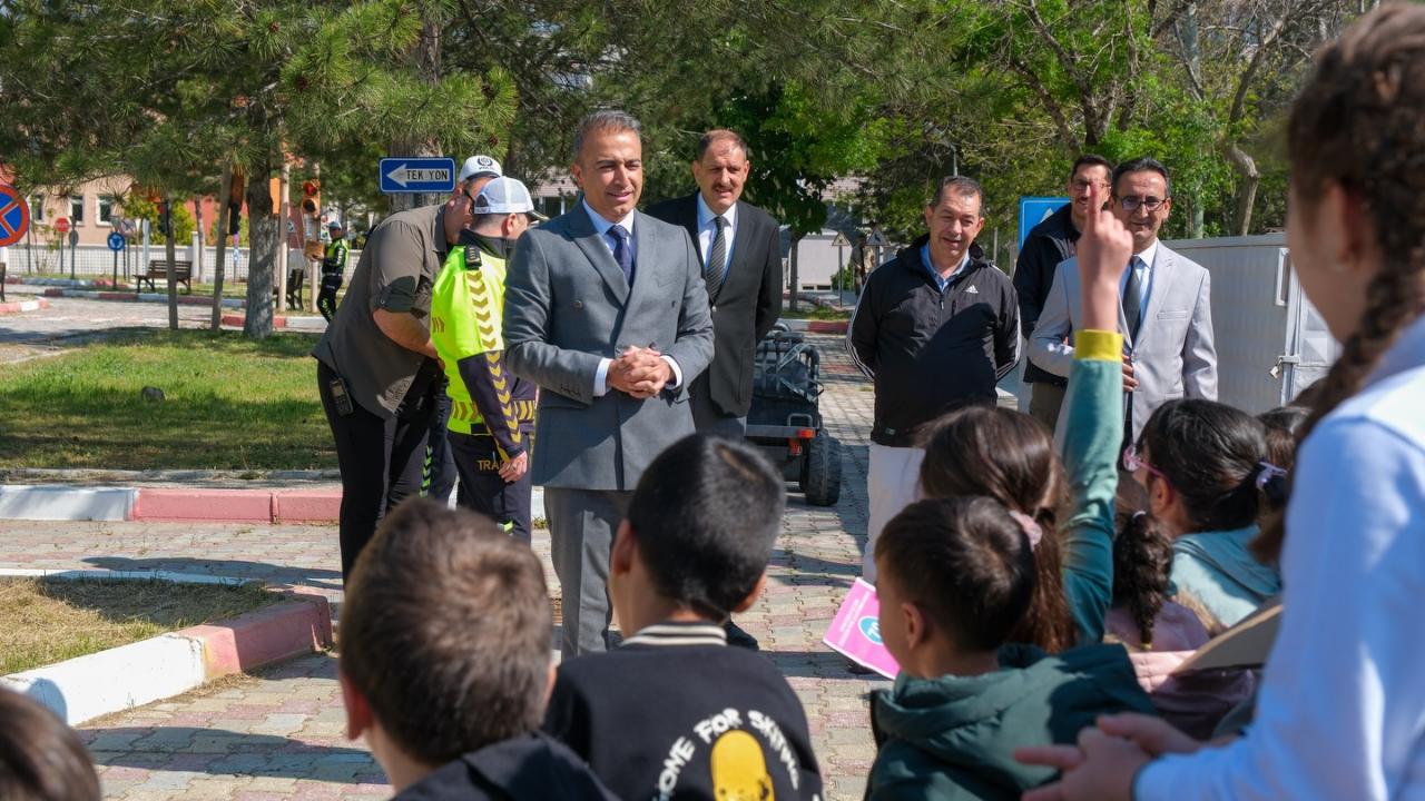 Miniklere Trafik Dersi: Vali Çiçek Öğrencilerle Eğitim Parkında Buluştu