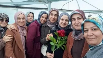 Kurak Topraklara Umut: Kadın Emeğiyle Şakayık Üretimi Başlıyor
