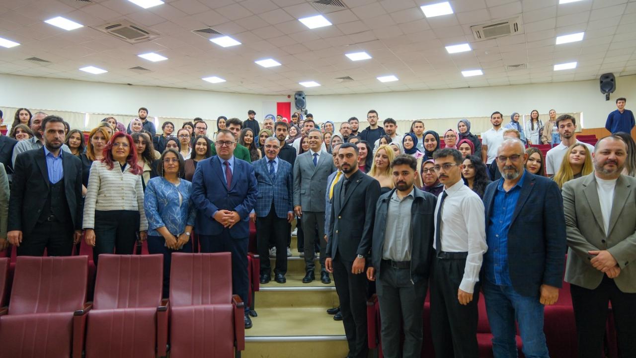 Vali Çiçek Tecrübelerini Öğrencilerle Paylaştı