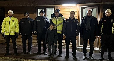 İlkokul öğrencisi yılbaşında görevli polislere bu yıl da çikolata ikram etti