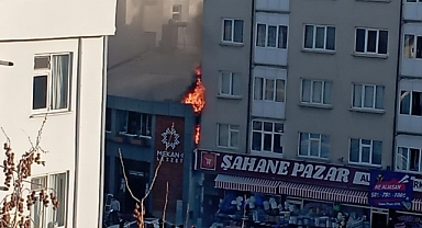 Restaurant'ın Çatısında Çıkan Yangın Korkuttu